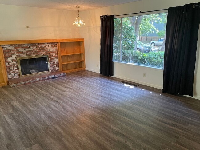 Building Photo - **RESERVE NOW FOR SUMMER 2026**  Spacious 6-Bedroom House Near Chico State