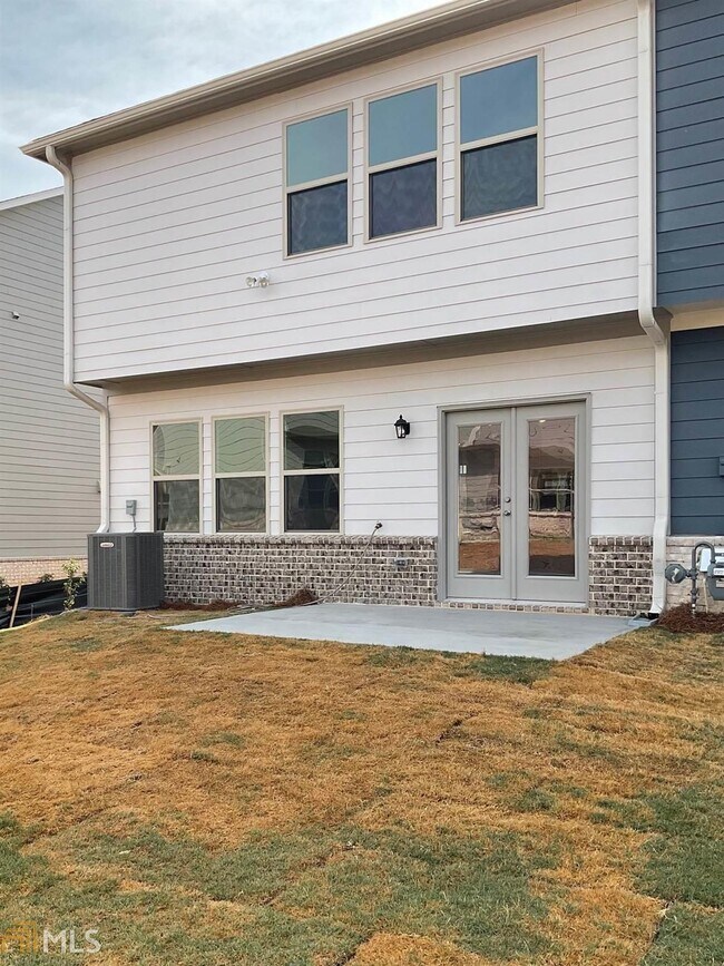 Building Photo - 2066 Pine Tree Dr
