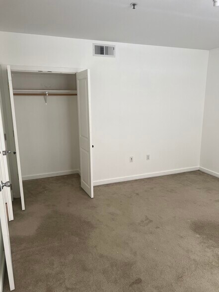 Building Photo - 425 28th St