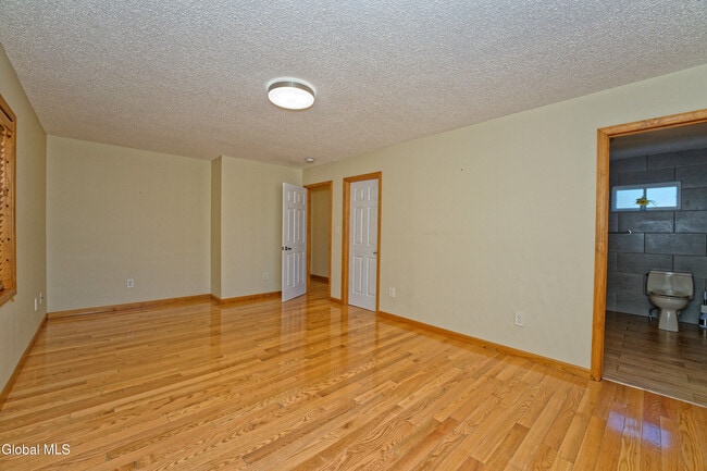 Building Photo - 5 Shamrock Cir