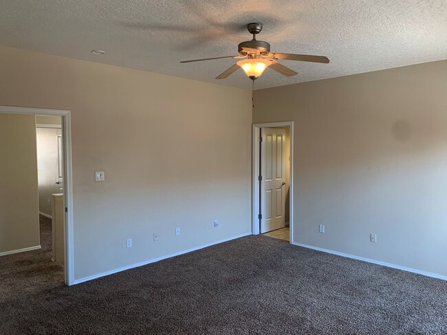 Building Photo - 3 bd / 2.5 bth / 2 car garage near UNM, CN...