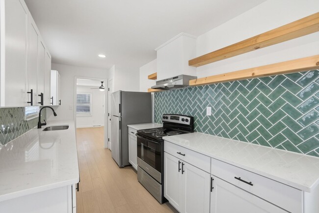 Building Photo - Beautifully Renovated 3-Bedroom with Fence...