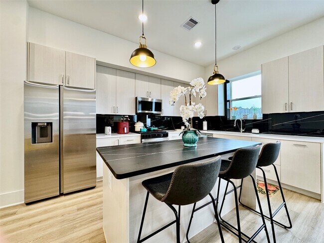 Building Photo - 225 Noras Ln