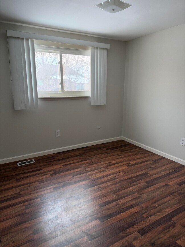 Building Photo - 3550 Kings Point Dr