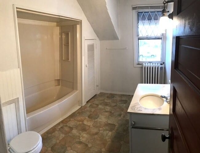 Building Photo - 215 N 6th St