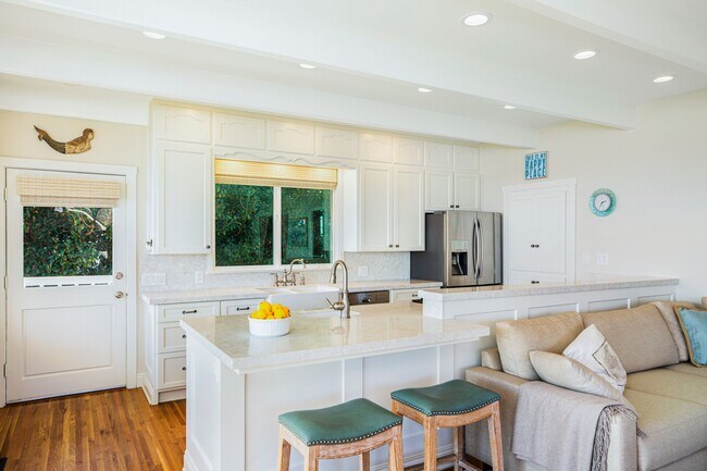 Building Photo - 867 Sand Point Rd