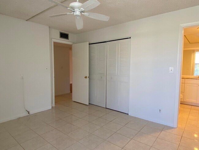 Building Photo - 11 Royal Palm Way