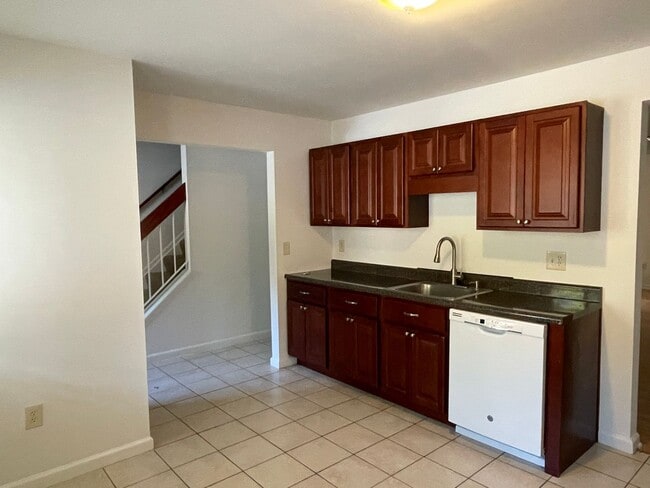 Building Photo - Broadneck Schools! End unit Townhome in Wa...