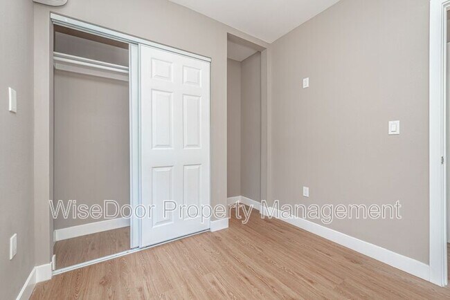 Building Photo - 1510 N Durant St