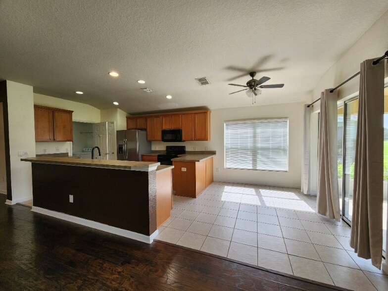Building Photo - 5768 SW 40th Pl