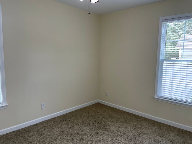 Building Photo - 3 Bedroom 2 Bathroom House with Large Fenc...
