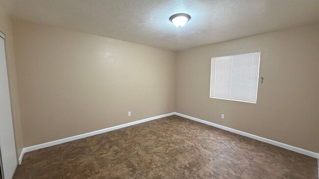 Building Photo - Two Bedroom One Bathroom Apartment in San Bernardino!