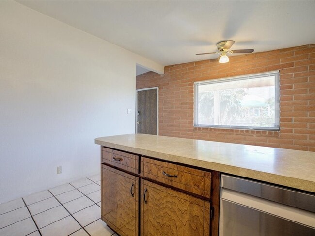 Building Photo - 3 Bedroom 2 Bathroom