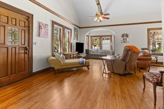 Building Photo - 204 NE 3rd Ave