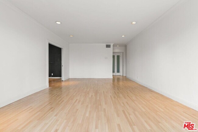 Building Photo - 8550 Holloway Dr