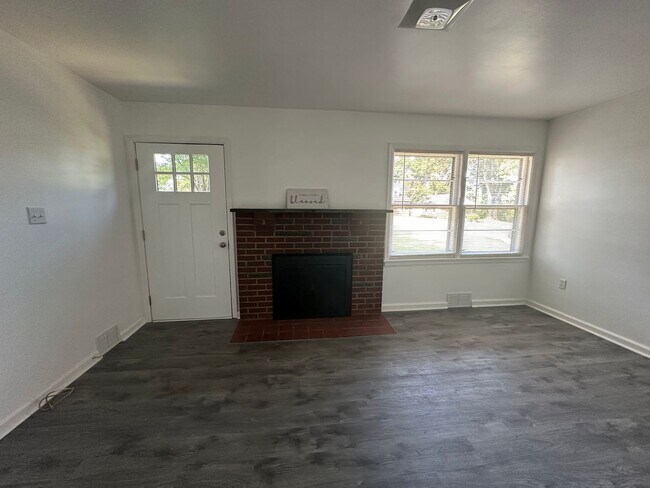 Building Photo - One Level Brick House Near University of L...
