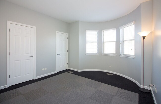 Building Photo - 719 W Evergreen Ave