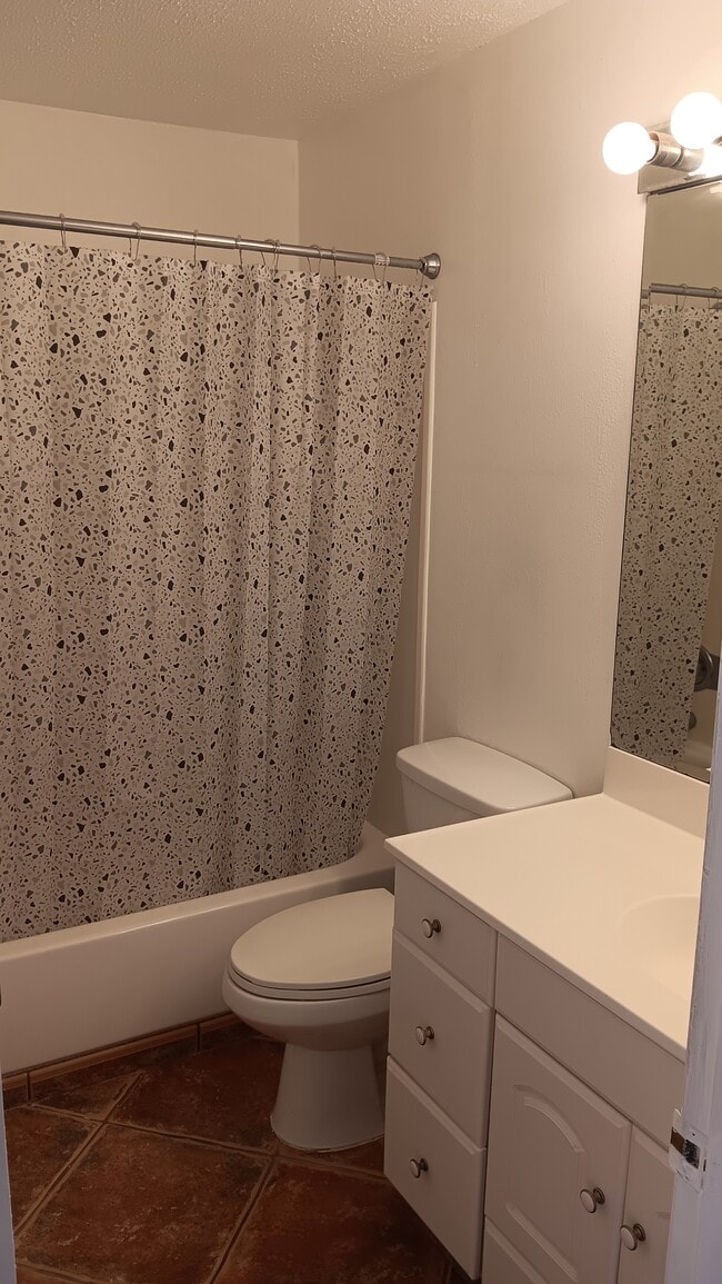 Building Photo - 2724 Hidden Lake Blvd