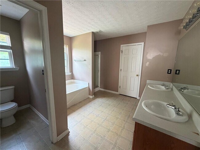 Building Photo - 3865 Crescent Walk Ln NE