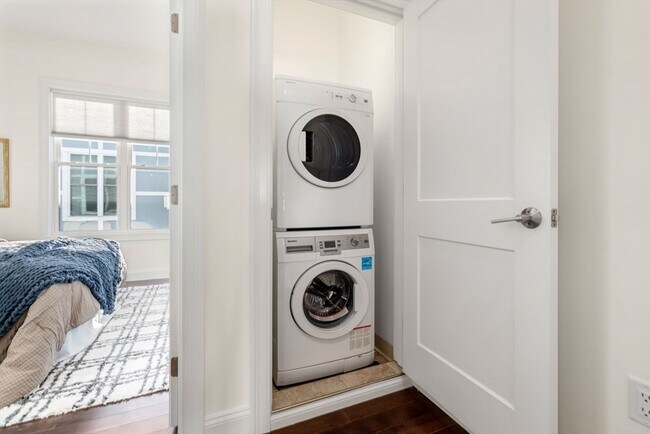 Building Photo - 162 Clark St