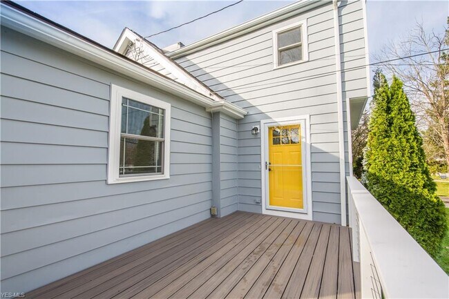 Building Photo - 1061 Orchard Ave