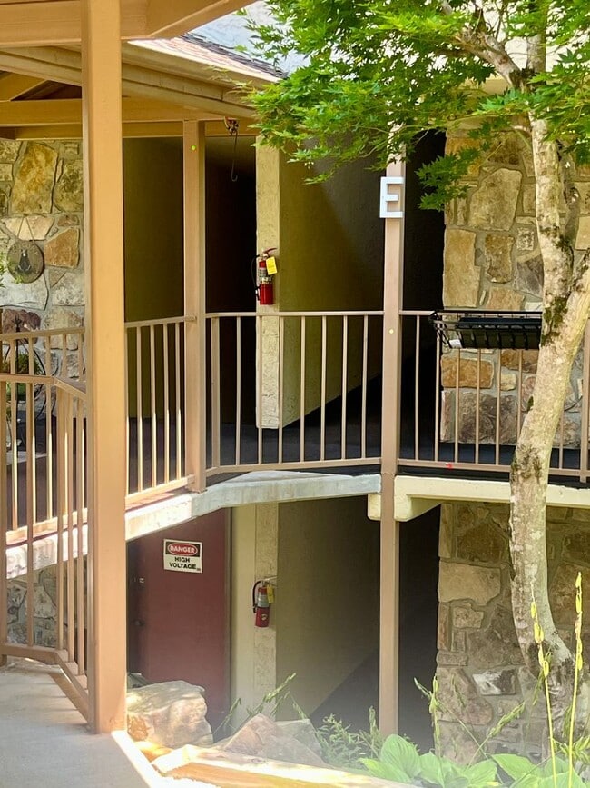 Building Photo - Well-Located One-Level Condo -- Just Minut...
