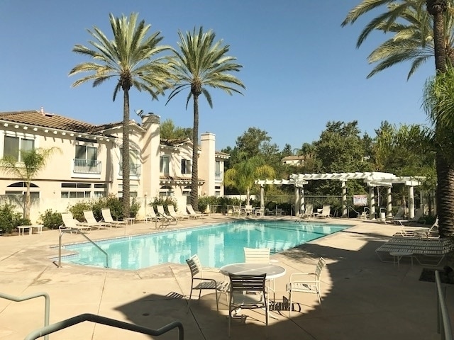 Building Photo - Large and spacious 3 bedroom townhouse with garage!