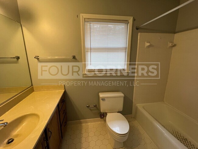 Building Photo - Charming 4-bedroom 2.5 bath home