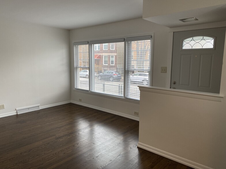 Building Photo - 2346 W Dickens Ave