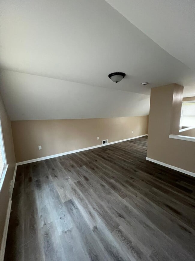 Building Photo - 8451 Rosemont Ave