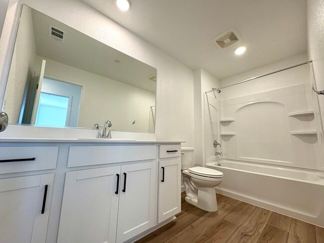 Building Photo - Beautiful Brand New SOLAR 3 bedroom 2.5 Bathroom Just Built in Lincoln CA!