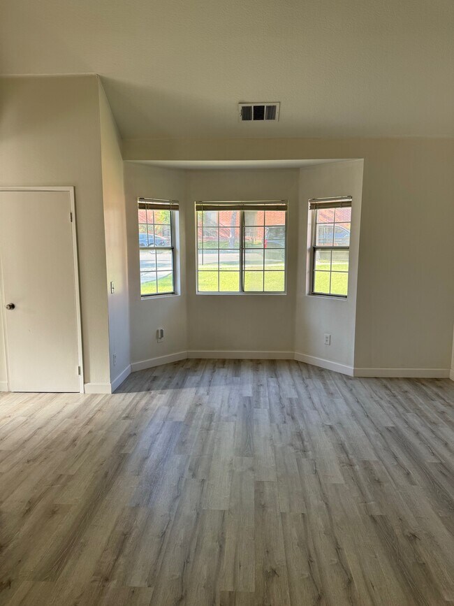 Building Photo - 512 E Lime Ave