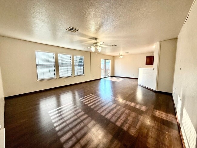 Building Photo - Spacious Inside & Out!