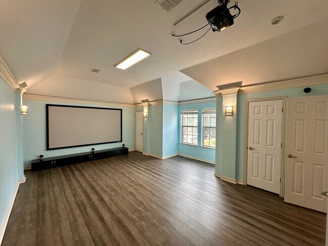 Building Photo - 928 Falcon Dr