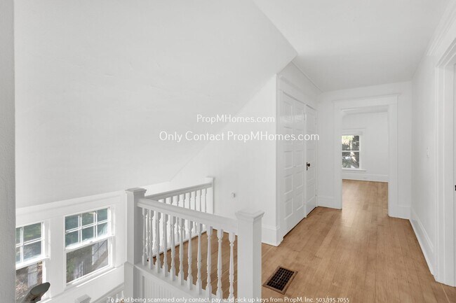 Building Photo - 3732 SW Council Crest Dr