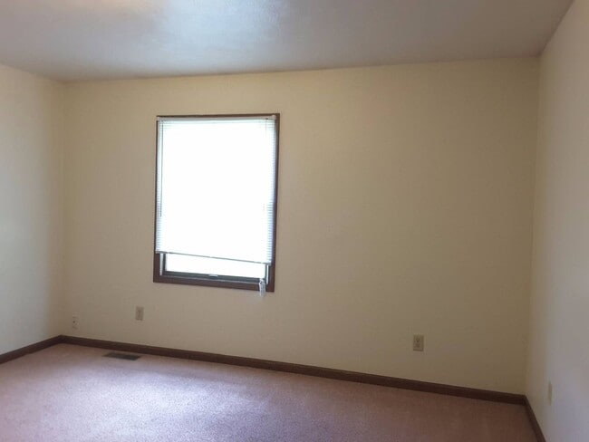Building Photo - 120 S Silverwood Ln