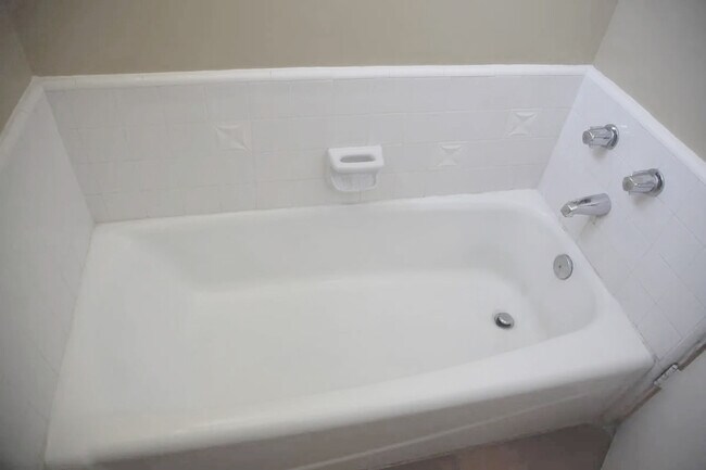 Separate Bathtub - 1233 N Flores St