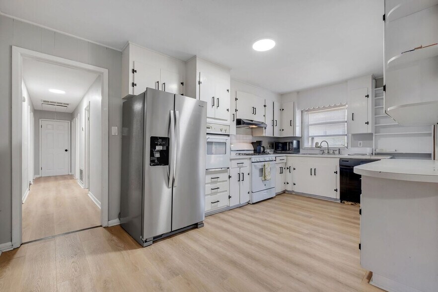 Building Photo - 214 Cactus St