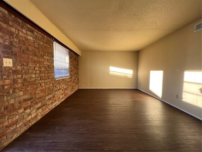 Building Photo - 400 N Campbell Dr