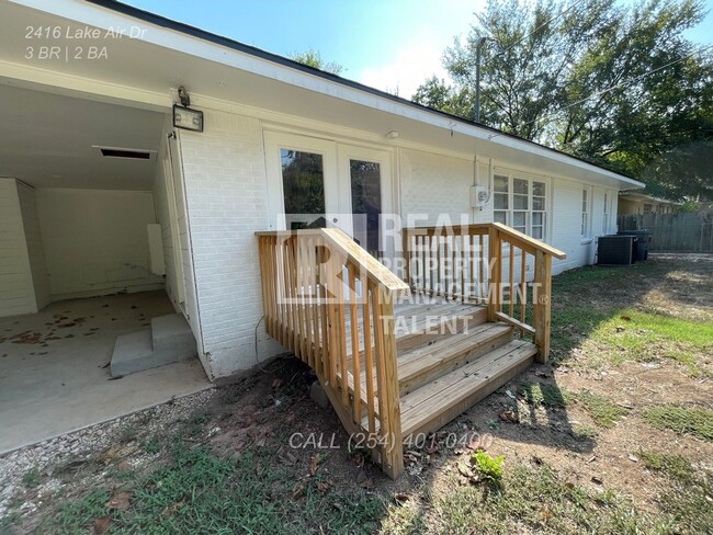 Building Photo - Charming 3/2 bedroom home ready for you to...