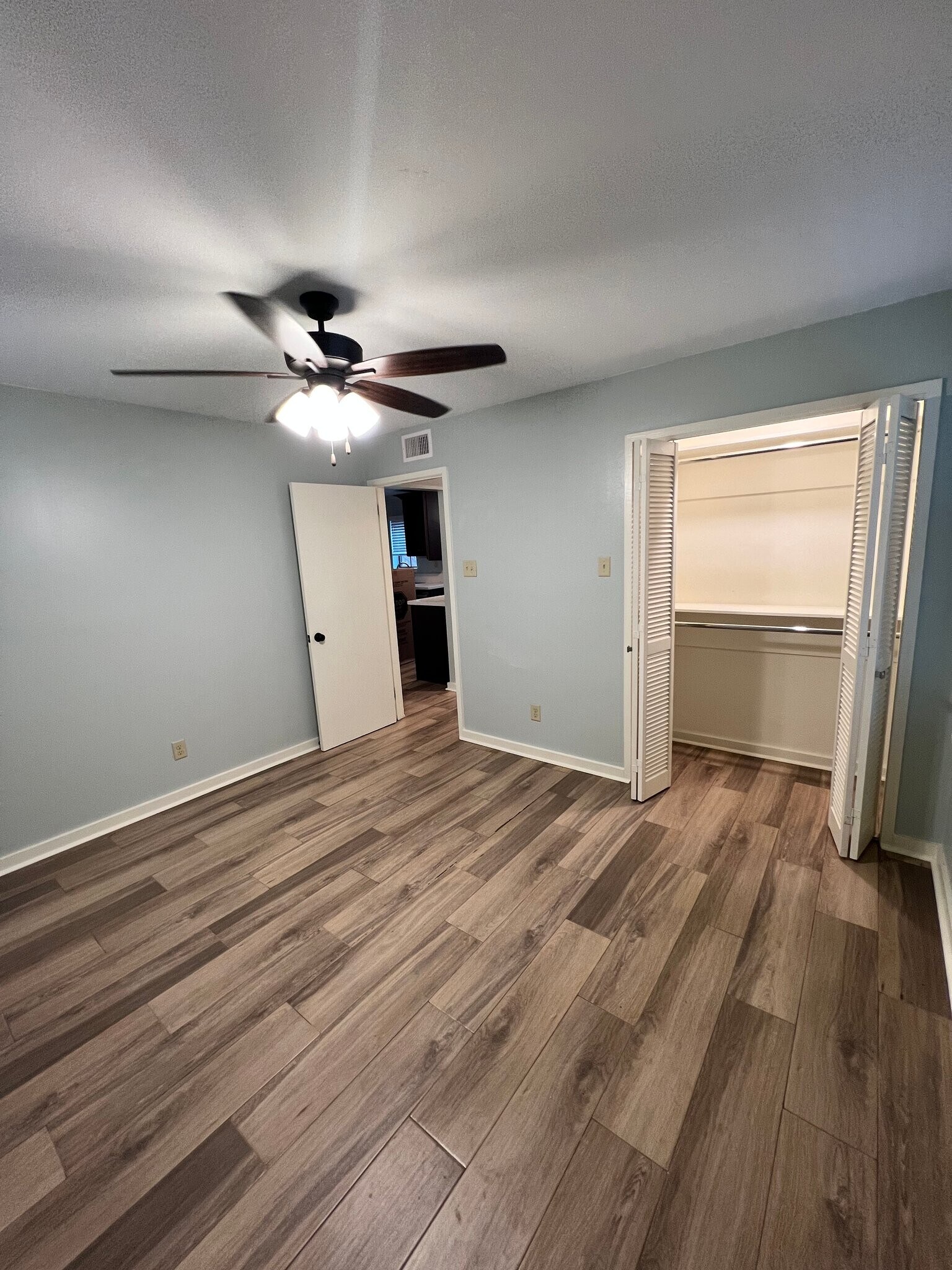 Building Photo - 509 E 7th St