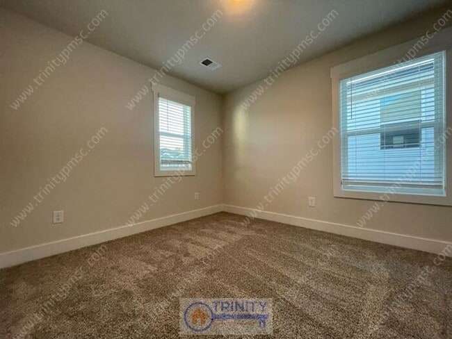 Building Photo - Beautiful and spacious! Ready for move in!