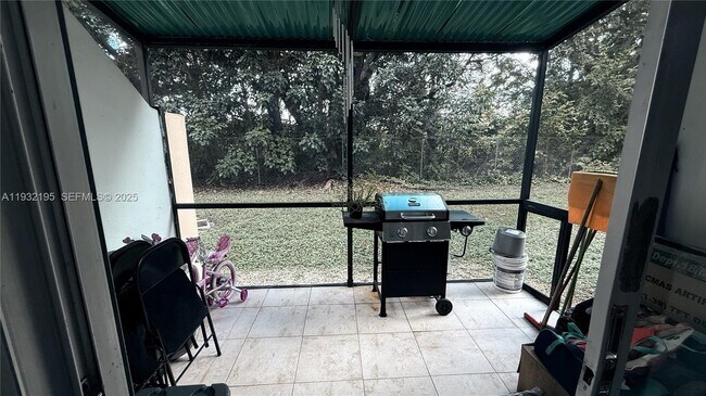 Building Photo - 8860 Fontainebleau Blvd