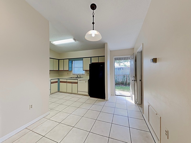 Building Photo - 32819 Blossom Ln