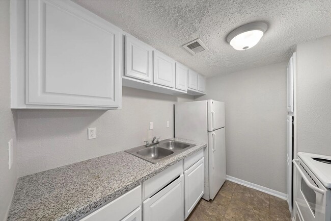 Building Photo - Newly Renovated 1 Bedroom 1 Bathroom  Avai...