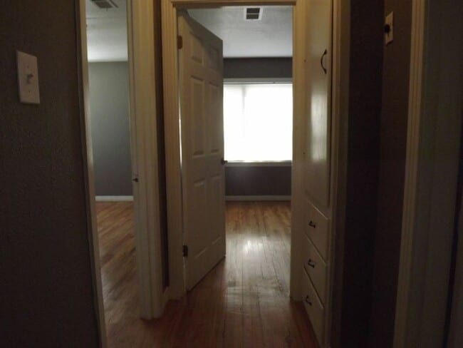 Building Photo - Pre Leasing for Fall 2026!!