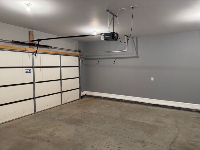 Building Photo - Beautiful 5 Bedroom, 2.5 bath Home in Hickory Wild Subdivision! Lawn care included!