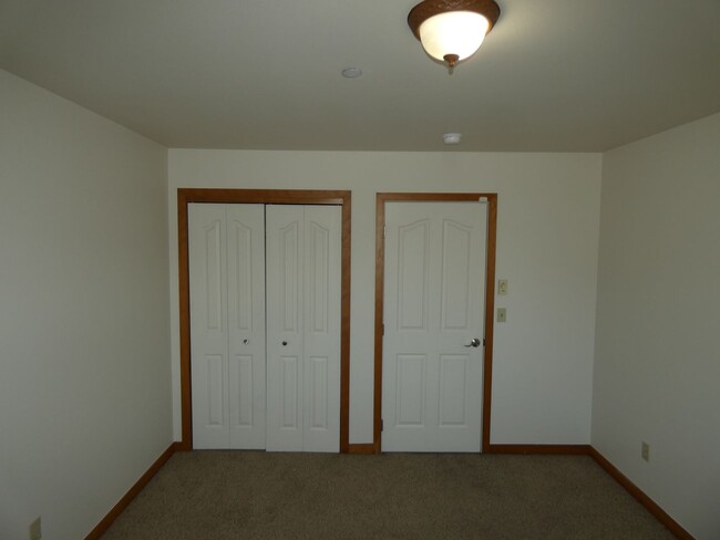 Building Photo - APPLICATION PENDING - Quiet living close t...