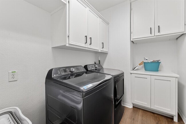 Building Photo - 66 S Longsford Cir