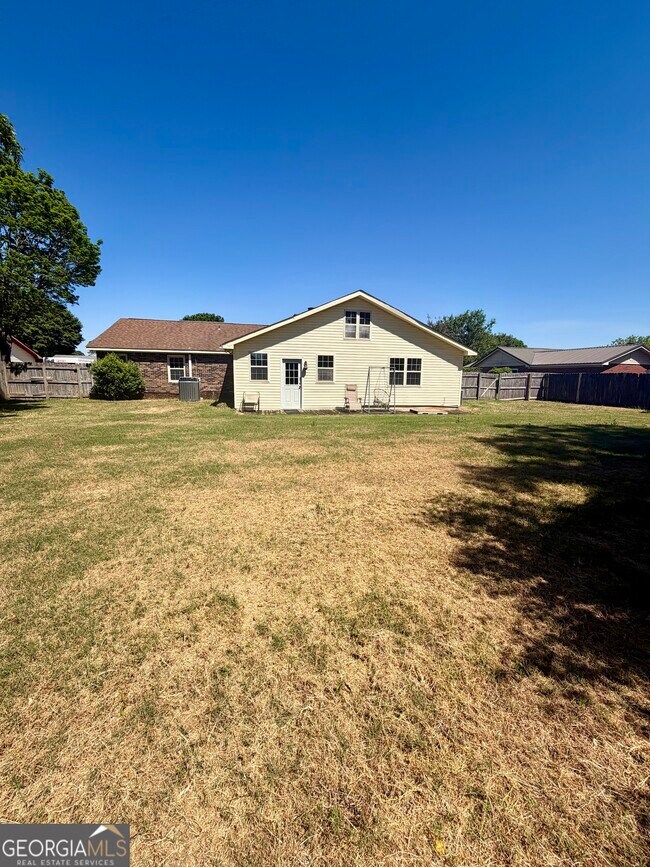 Building Photo - 131 Foxwood Cir